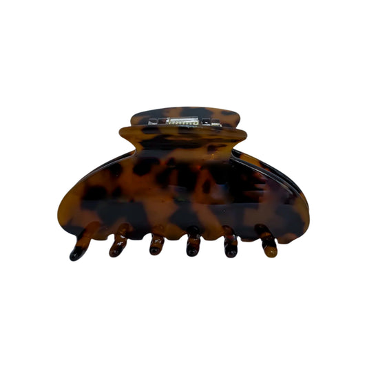 Meet your ride-or-die hair clip: the OG Claw in Tortoise. With its timeless tortoise shell finish and ultra-strong spring, this classic claw clip is made to hold everything from messy buns to half-up styles—all day long. Its curved shape hugs the head for secure, no-slip comfort. Made to order and fully customizable, it’s perfect for elevating your everyday look or gifting something cute (and practical). A must-have staple for every hair type and vibe.